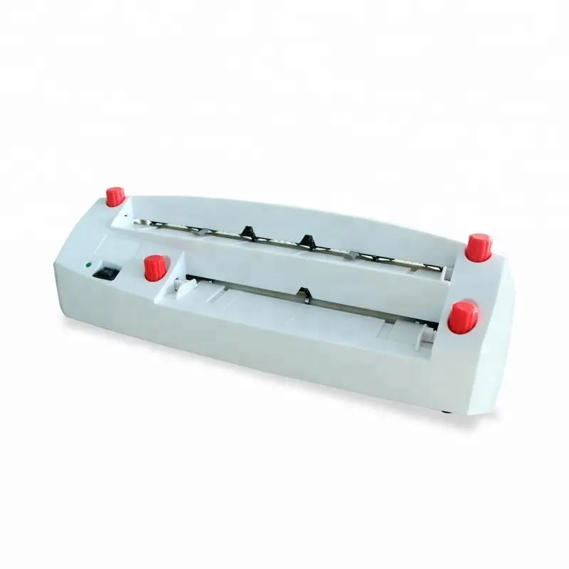 Vue sur les molettes rouges de réglage précis de la coupeuse de cartes