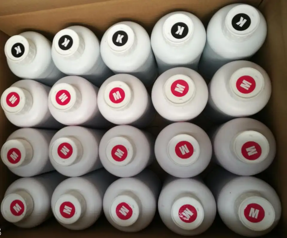 Carton de 20 bouteilles d'encre Locor, conditionnement standard pour les imprimeries.