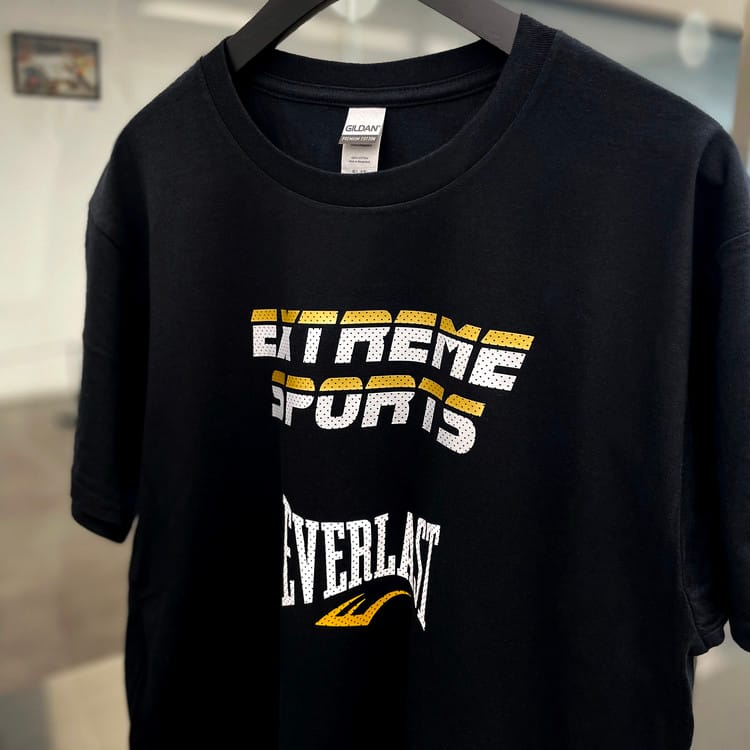 Illustration montrant la légèreté et l'aération du flex perforé sur un vêtement technique.