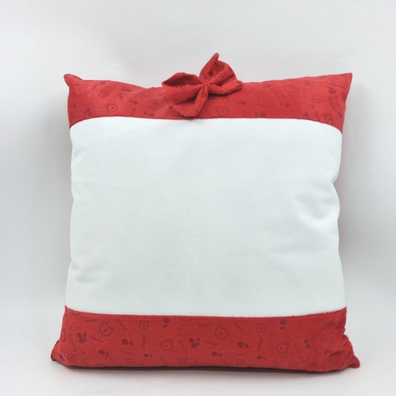 Housse de coussin blanche 40x40 cm en polyester résistant posée sur un siège de voiture.