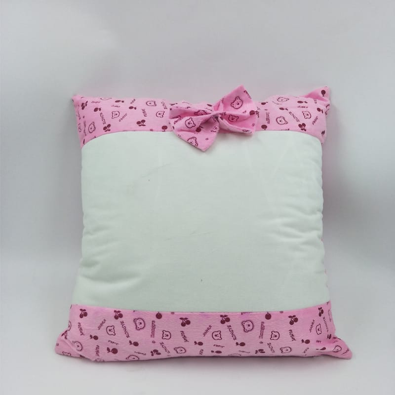 Exemple de coussin imprimé avec un personnage de dessin animé aux couleurs vives pour chambre d'enfant.