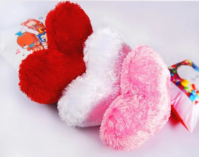 Vue de la fermeture éclair invisible sur le côté du coussin cœur blanc.