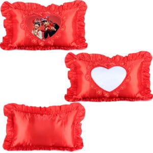 Housse de coussin rectangulaire rouge en satin brillant avec zone blanche en forme de cœur pour sublimation, 60x40 cm.