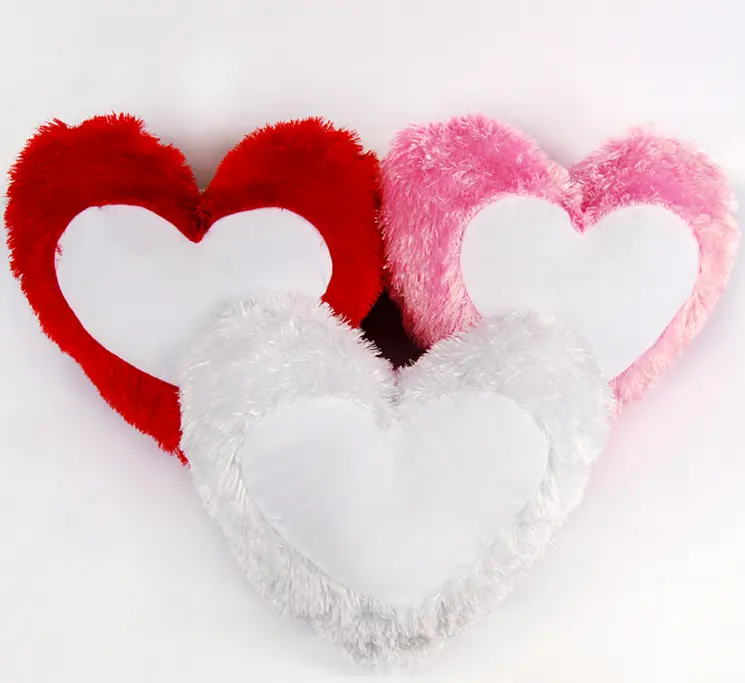 Gros plan sur la fibre peluche douce du coussin cœur pour montrer la qualité du tissu.