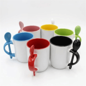 Gros plan sur un mug M10 rouge montrant la cuillère en céramique insérée dans la poignée