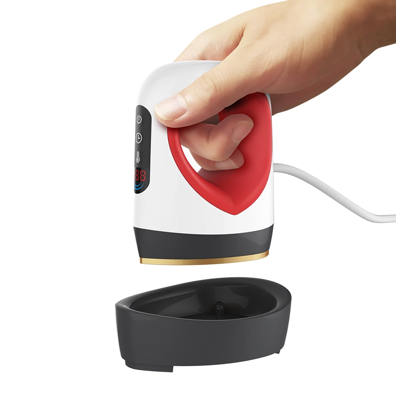 Prise en main ergonomique de la mini presse à chaud FreeSUB P0203 soulevée de son socle d'isolation de sécurité noir.