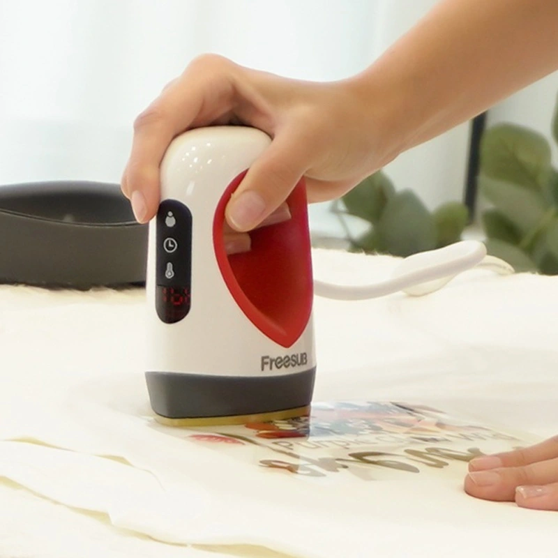 Utilisation de la mini presse à chaud FreeSUB P0203 pour le transfert thermique sur un T-shirt blanc.